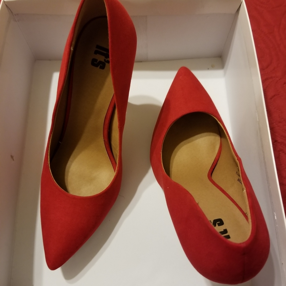 Red Pumps - Picture 5 of 10